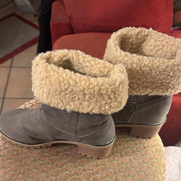 Grey Boots with Sherpa lining size 7 - Picture 4 of 5